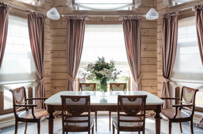 décoration de la salle à manger avec rideaux dans la maison