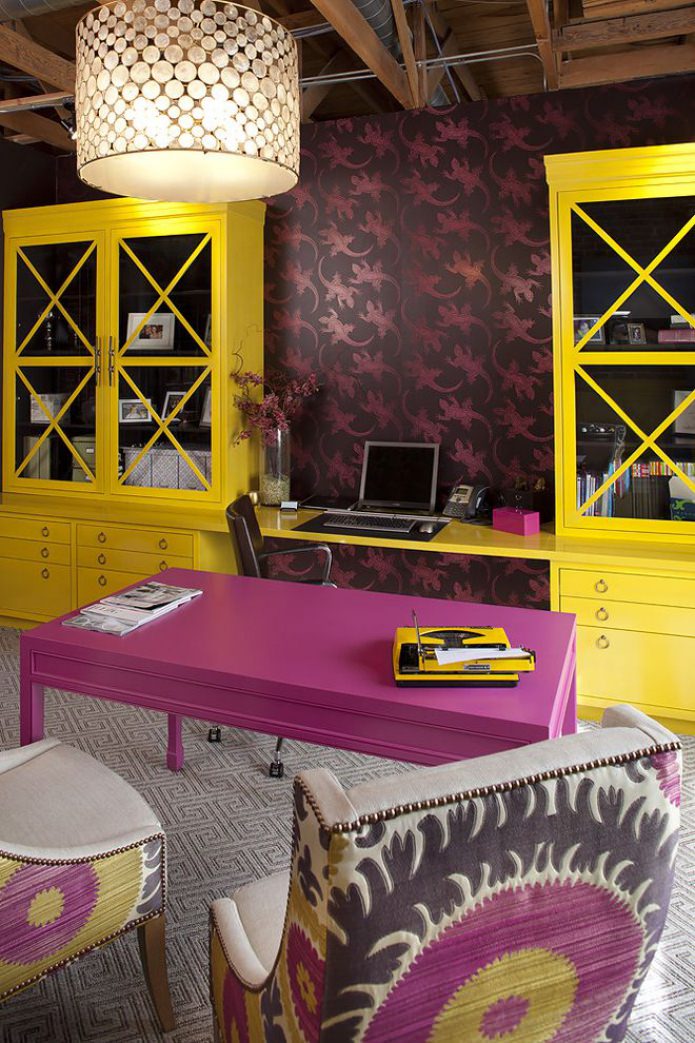 intérieur jaune-violet