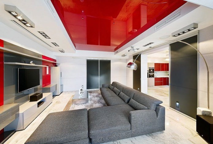 plafond rouge et blanc