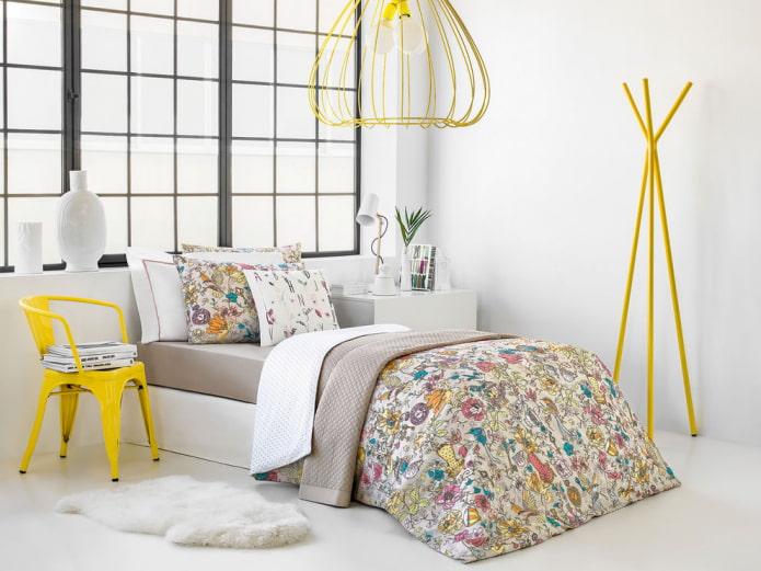 chambre blanche aux accents jaunes