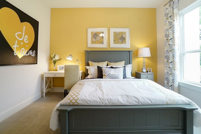 Chambre dans des tons jaune clair