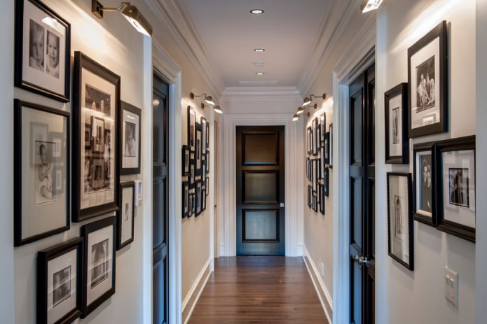 portes noires dans un couloir étroit blanc