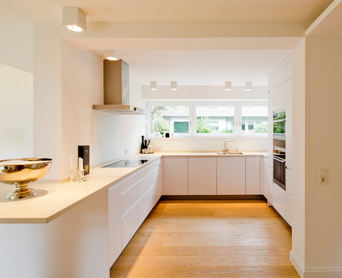 intérieur de cuisine blanc avec plan de travail couleur vanille