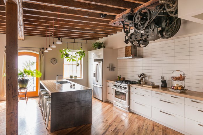 Cuisine blanche de style loft avec des carreaux pratiques en brique