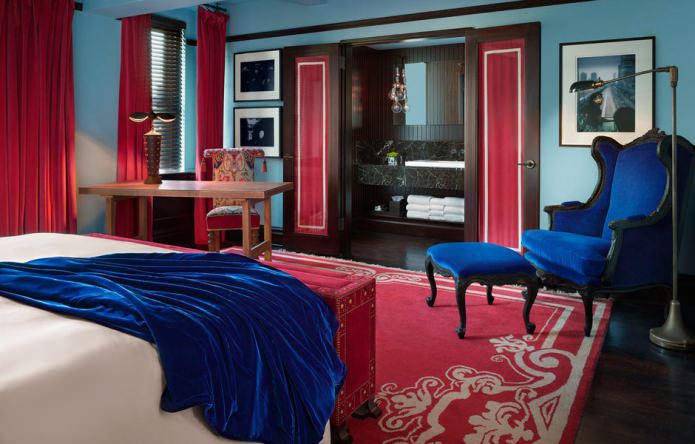 Intérieur rouge et bleu