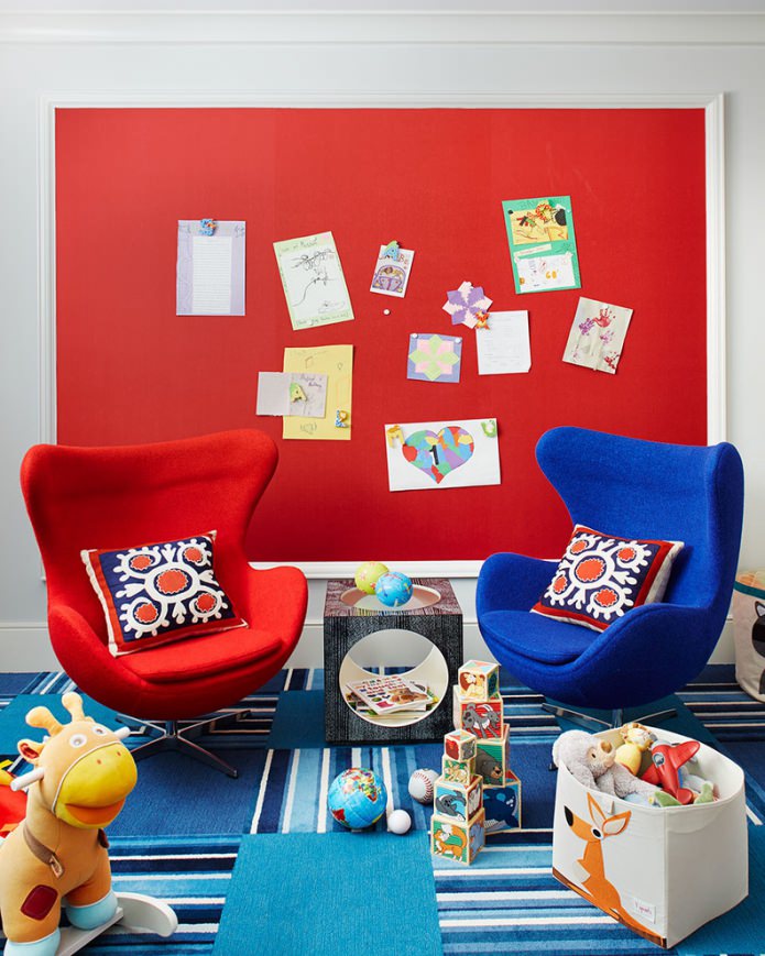 chambre d'enfant rouge et bleu