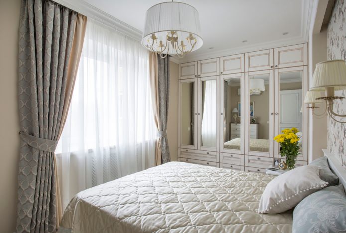 rideaux et tulle sont assortis au ton d'une petite chambre