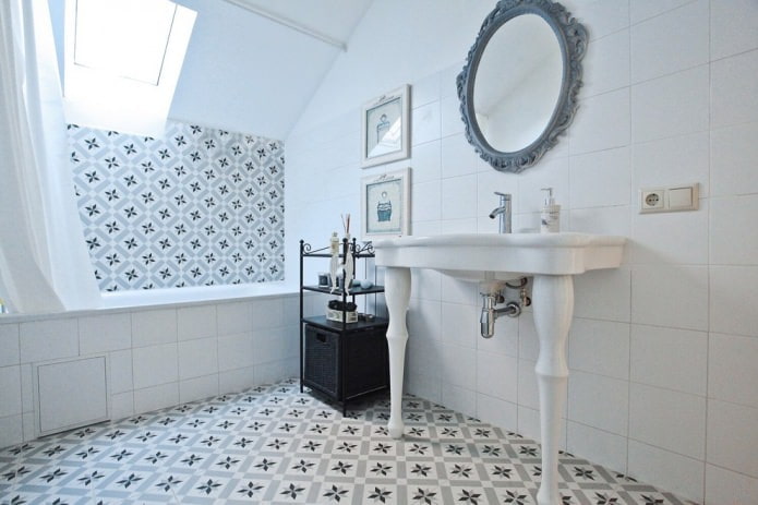 intérieur de salle de bain gris clair avec carreaux décoratifs