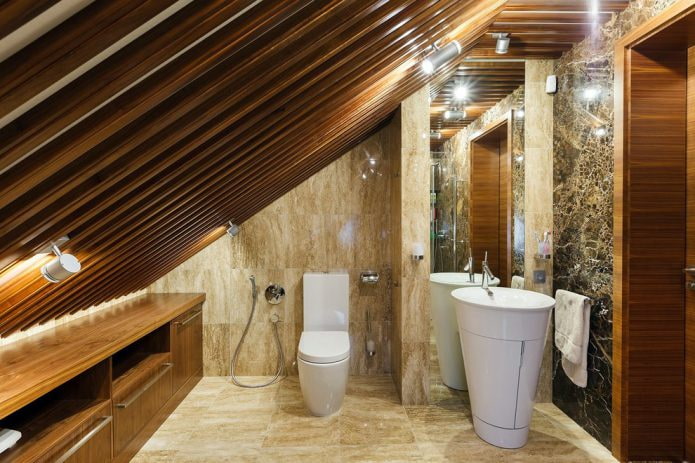 lattes de bois au plafond dans la salle de bain mansardée