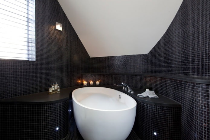 salle de bain mansardée noir et blanc