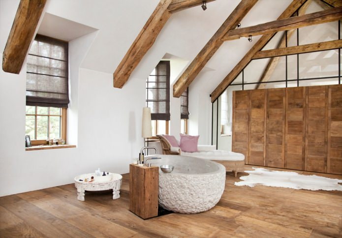 salle de bain dans les combles dans les tons blanc et marron