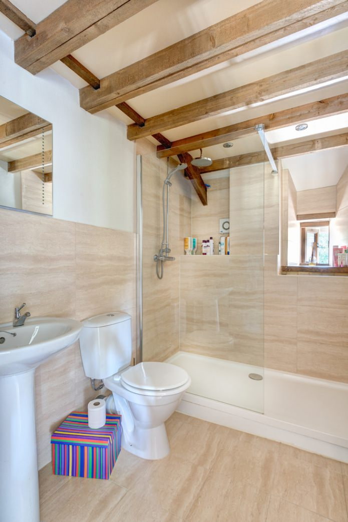 salle de bain dans le grenier aux couleurs blanc et beige