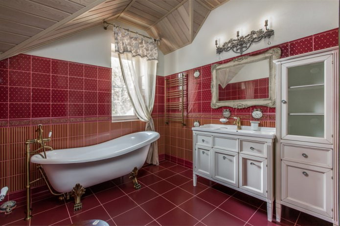 salle de bain mansardée rouge