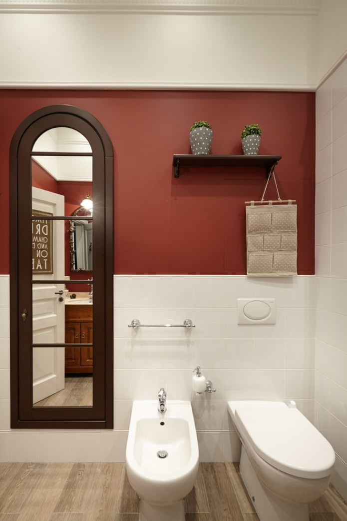 Couleur rouge à l'intérieur de la salle de bain