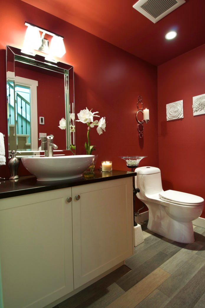 Couleur rouge à l'intérieur de la salle de bain