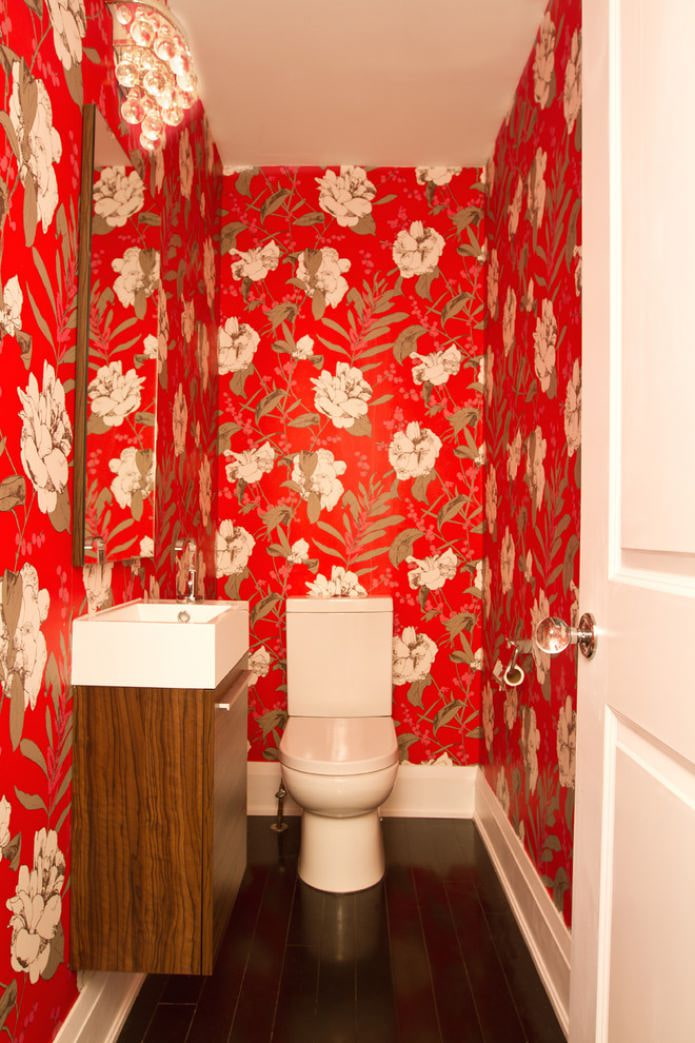 papier peint rouge dans les toilettes