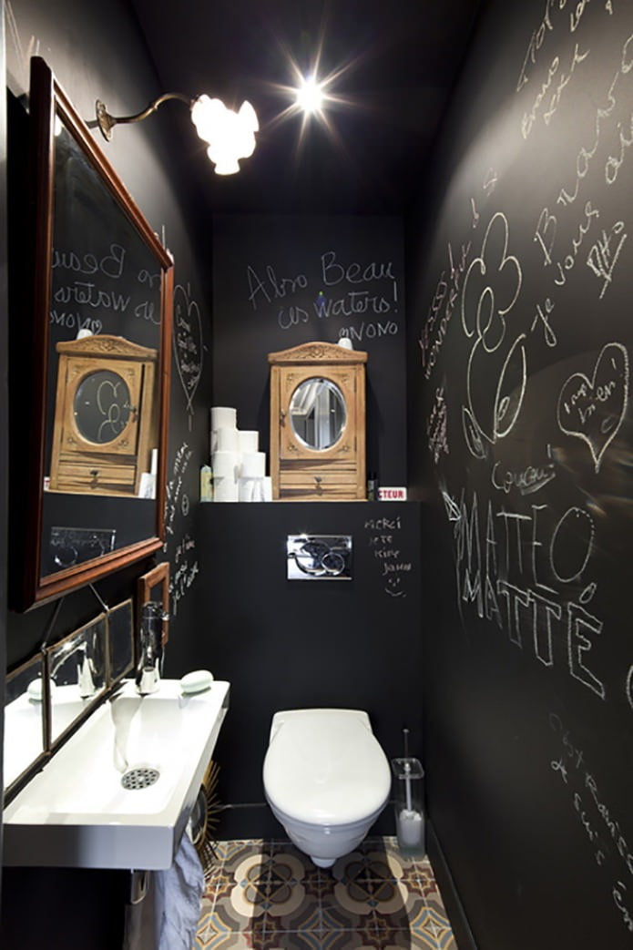 intérieur de toilette noir