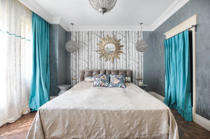 chambre grise avec rideaux turquoise