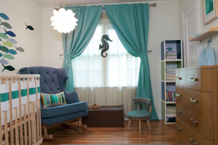 chambre de bébé avec rideaux en tulle translucide et rideaux turquoise