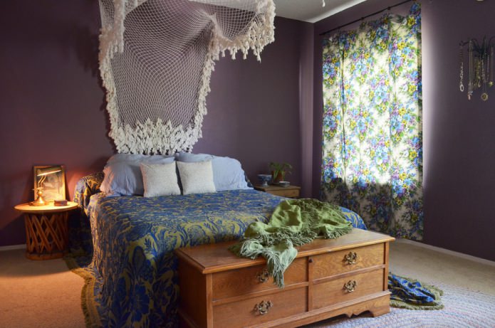 chambre en violet avec un auvent ajouré et un coffre