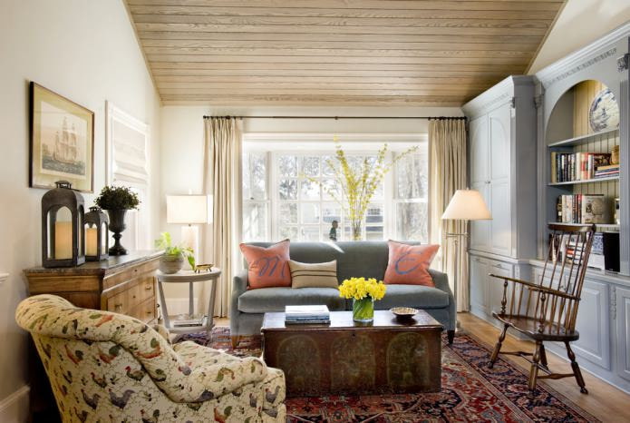 intérieur du salon avec plafond en bois et murs clairs unis