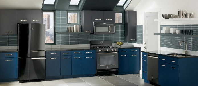 armoires de cuisine supérieures de couleur graphite avec façades bleu foncé