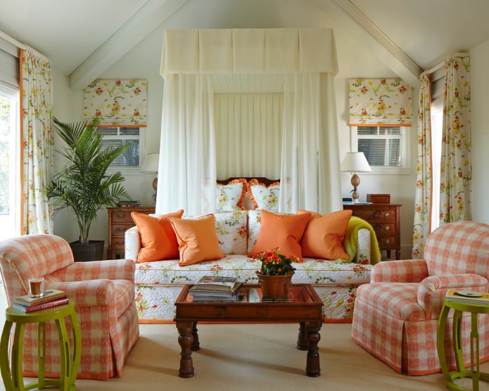 Salon de campagne avec des textiles floraux oranges