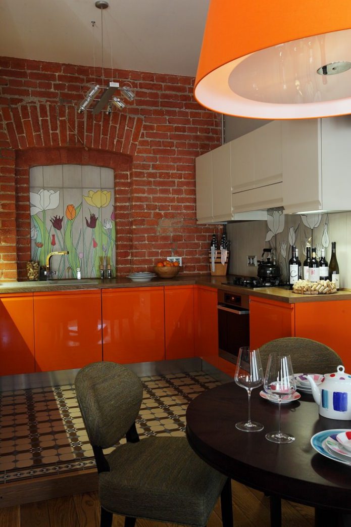 Intérieur de cuisine loft avec ensemble orange