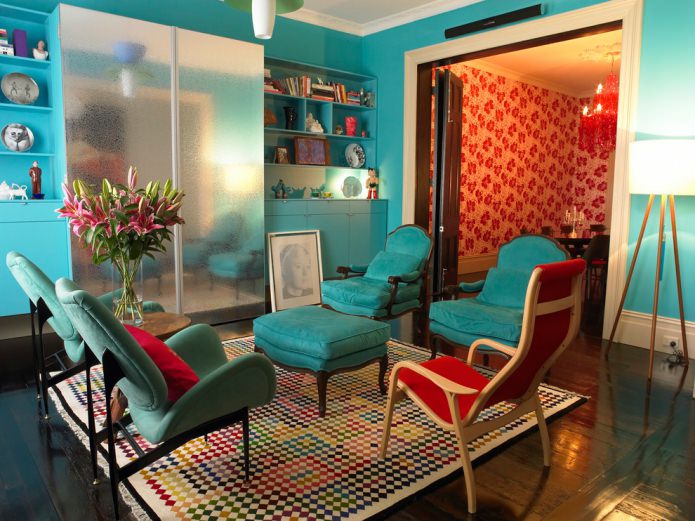 murs et chaises turquoise