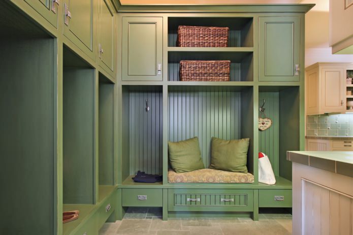 armoire dans le couloir dans les tons olive