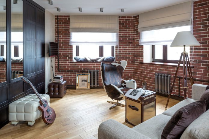 intérieur de style loft avec stores romains