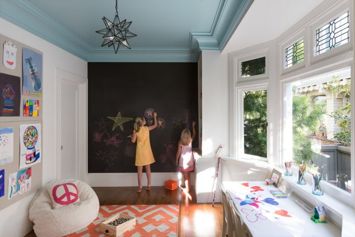 plafond bleu délavé dans la chambre des enfants