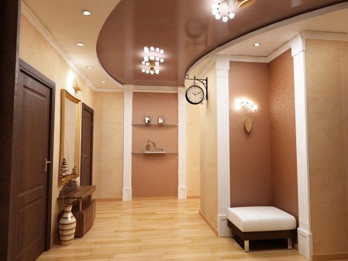 Plafond beige et marron dans le couloir