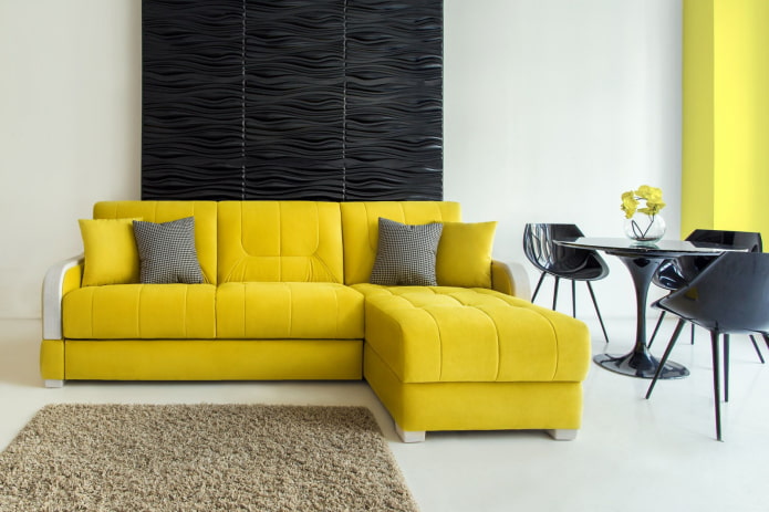 canapé jaune avec pouf à l'intérieur