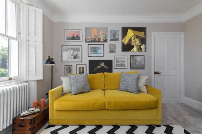 canapé jaune avec revêtement en tissu à l'intérieur