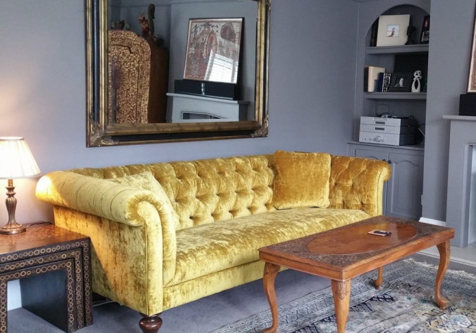 canapé chesterfield jaune à l'intérieur