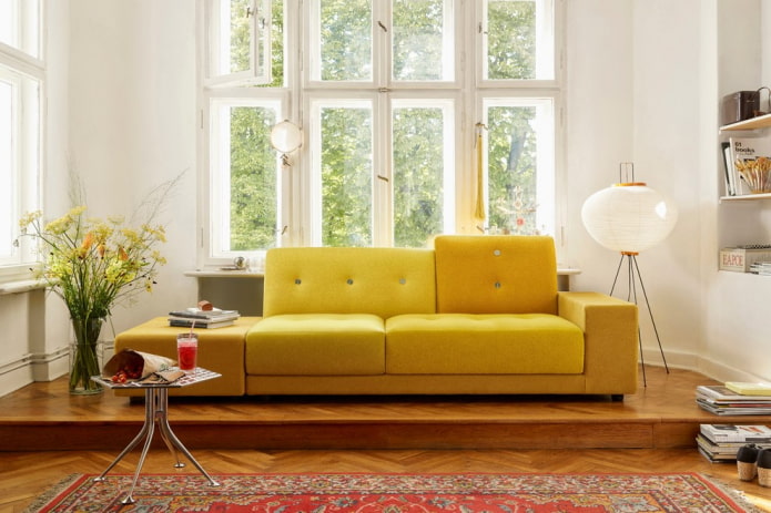 canapé jaune avec revêtement en tissu à l'intérieur