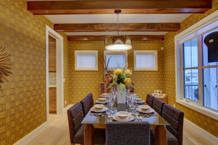 plafond blanc avec poutres en bois