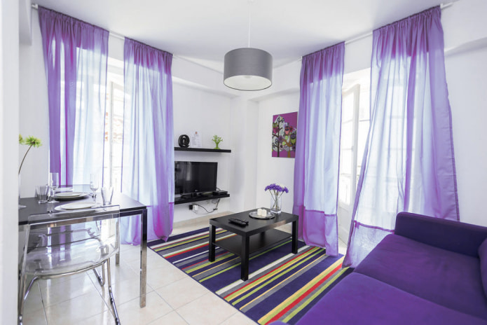 tulle violet dans un salon moderne