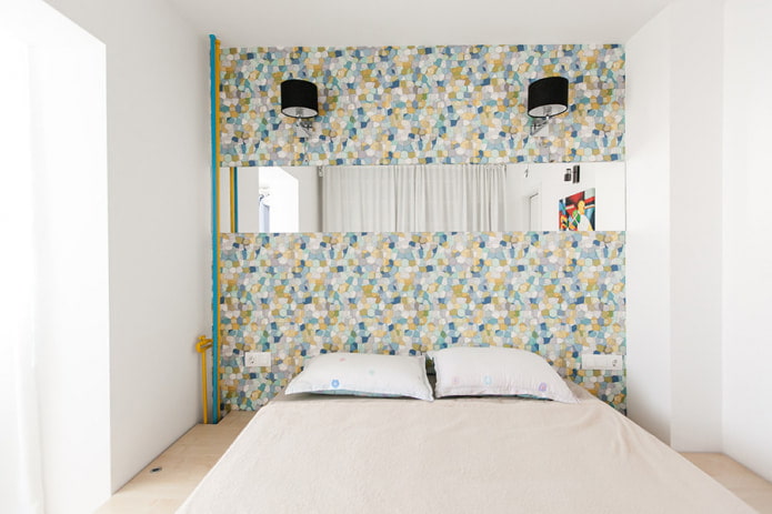 chambre avec mur d'accent imitant la mosaïque