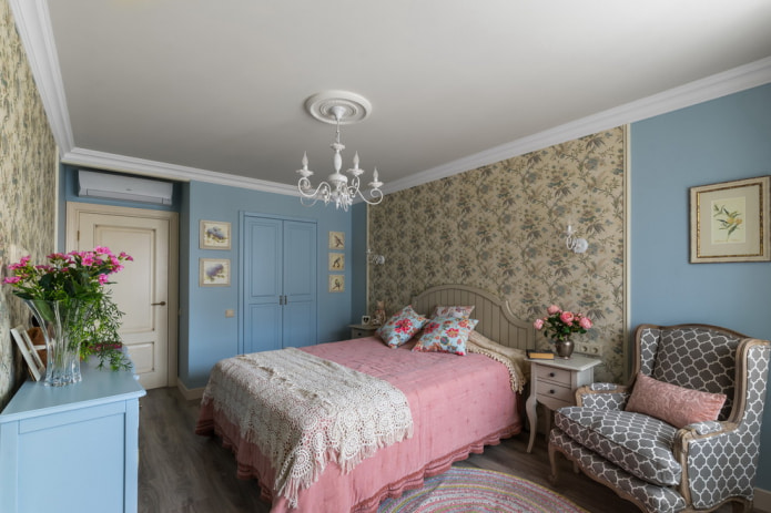 chambre de style provençal avec finitions en différentes couleurs