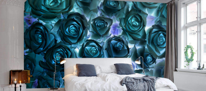 décorer le mur d'accent de la chambre avec un motif de roses sur le papier peint