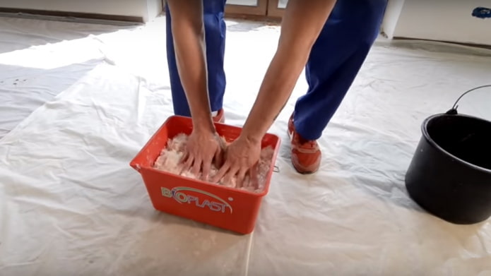 remuer le papier peint liquide avec vos mains