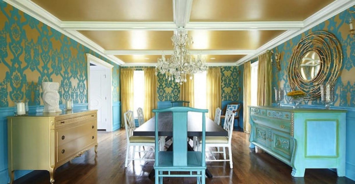 une combinaison de tons turquoise et or à l'intérieur de la chambre