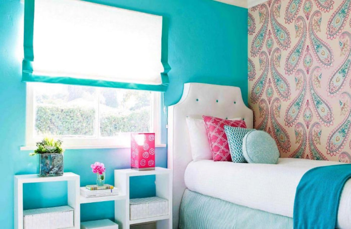 Sur la photo, une chambre pour une fille dans des tons rose turquoise délicats