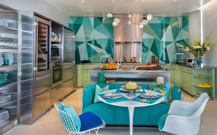 La photo montre une cuisine moderne aux couleurs turquoise