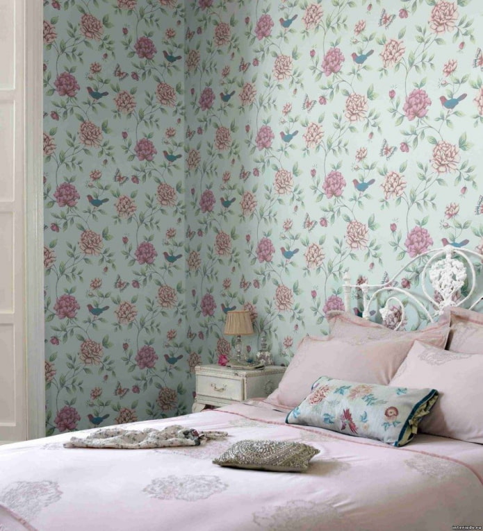 papier peint avec imprimé floral à l'intérieur de la chambre