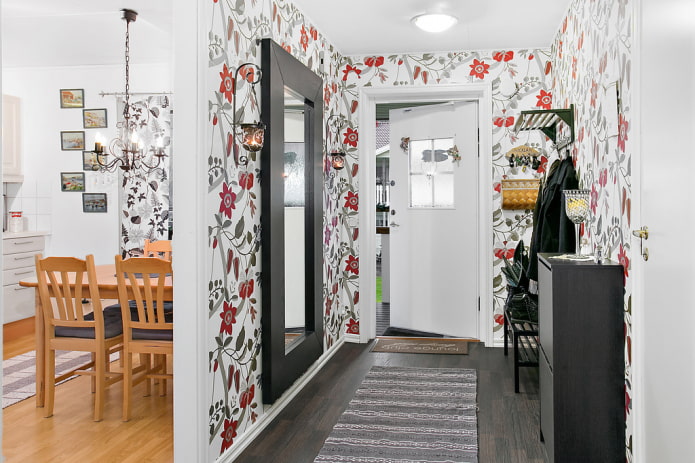 papier peint avec un motif floral dans le couloir