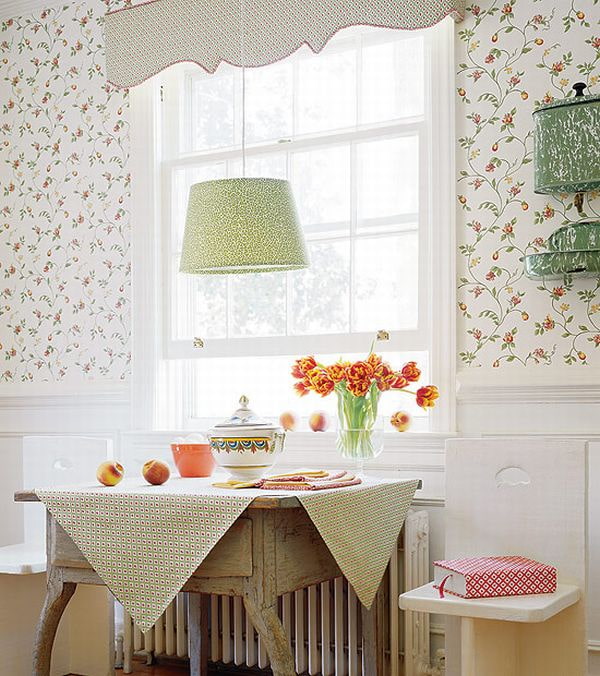 papier peint avec un motif floral à l'intérieur de la cuisine