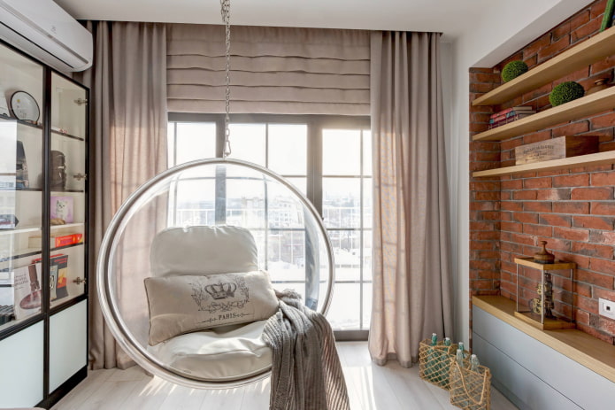 rideaux beiges à l'intérieur dans le style loft